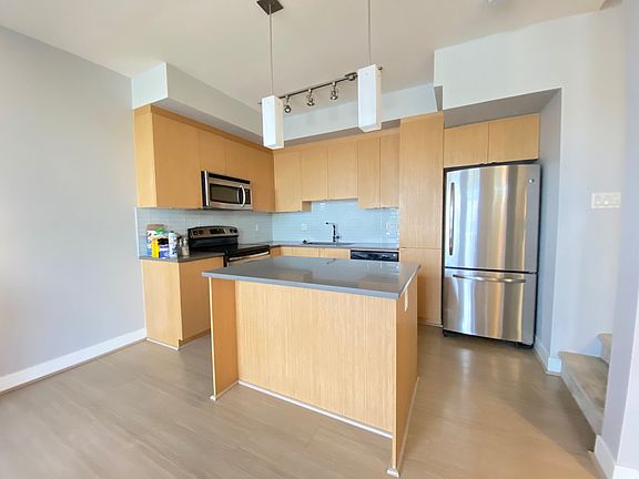 4th image of 735 W 15th St #205