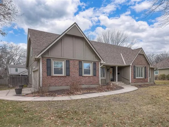 8884 Cedar Dr, Prairie Village, KS 66207
