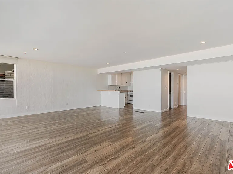 2308 The Strand — Photo 35