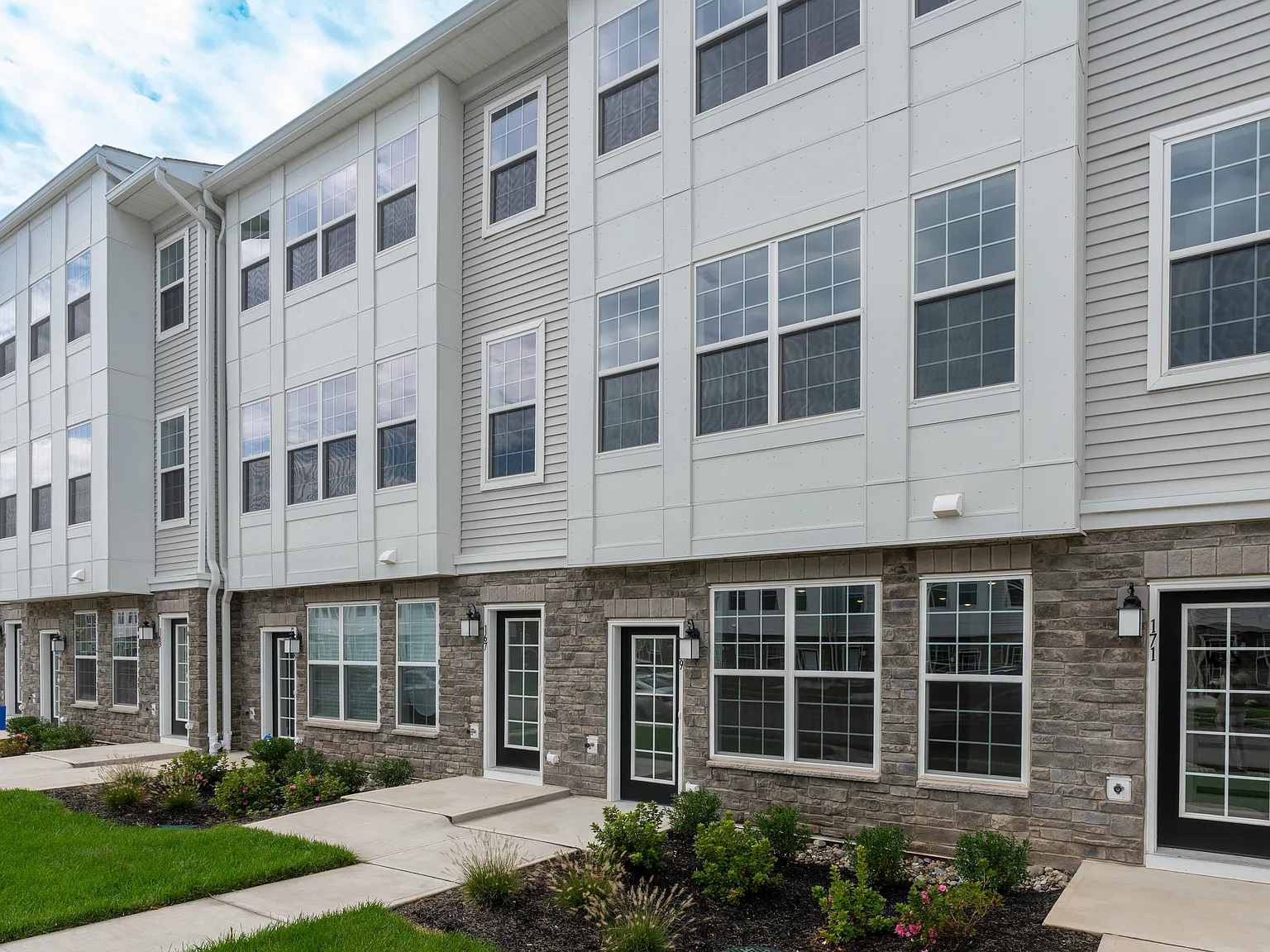 2 bed, 1323 sqft, $2,800 — Photo 2