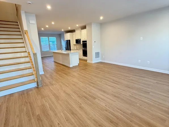 2108 Acadia Rd, Herndon, VA 20170