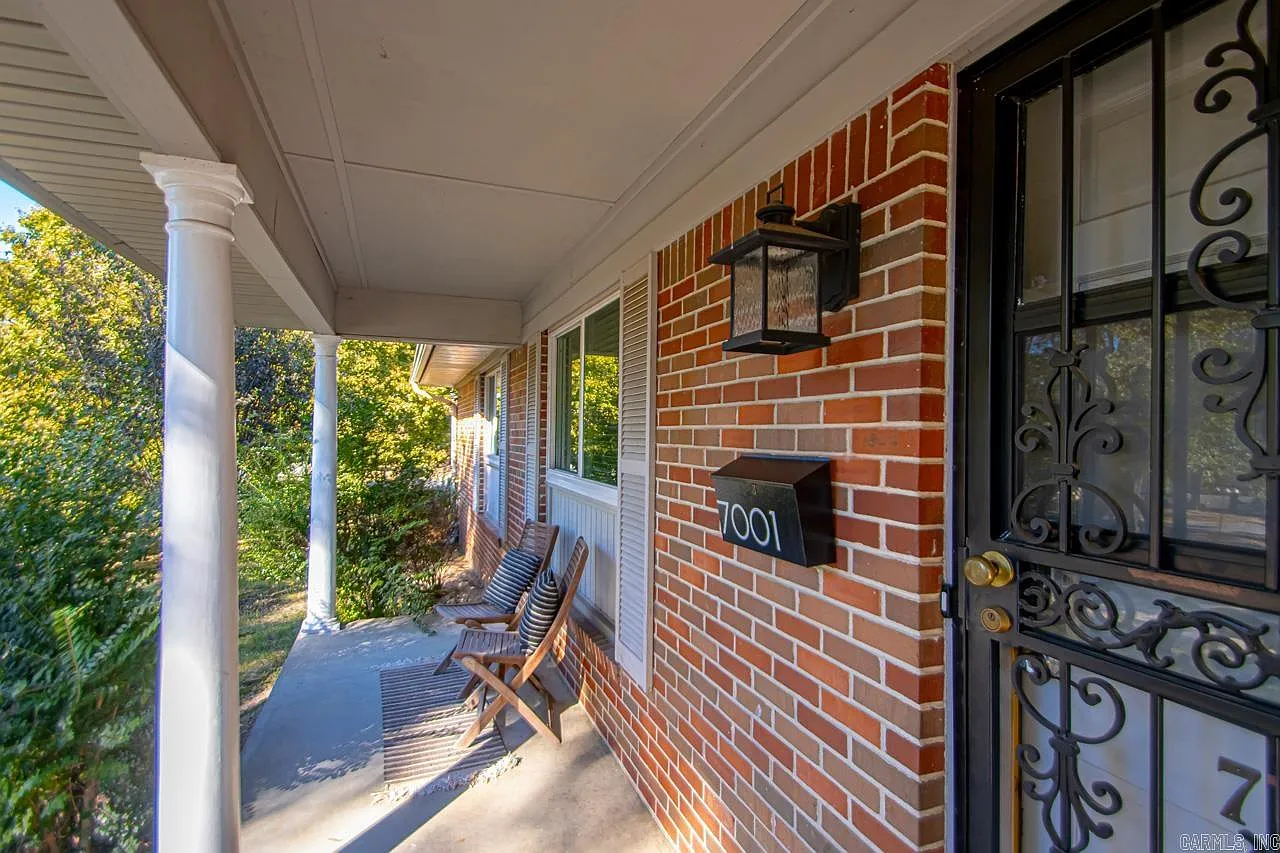 3 bed, 2.0 bath, 1572 sqft, $3,000 — Photo 4