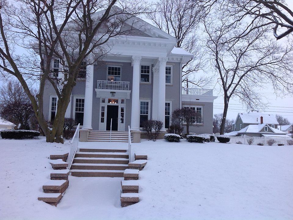 2nd image of 247 E Franklin St