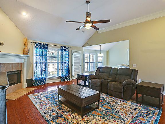 4th image of 100 Sherwood Dr