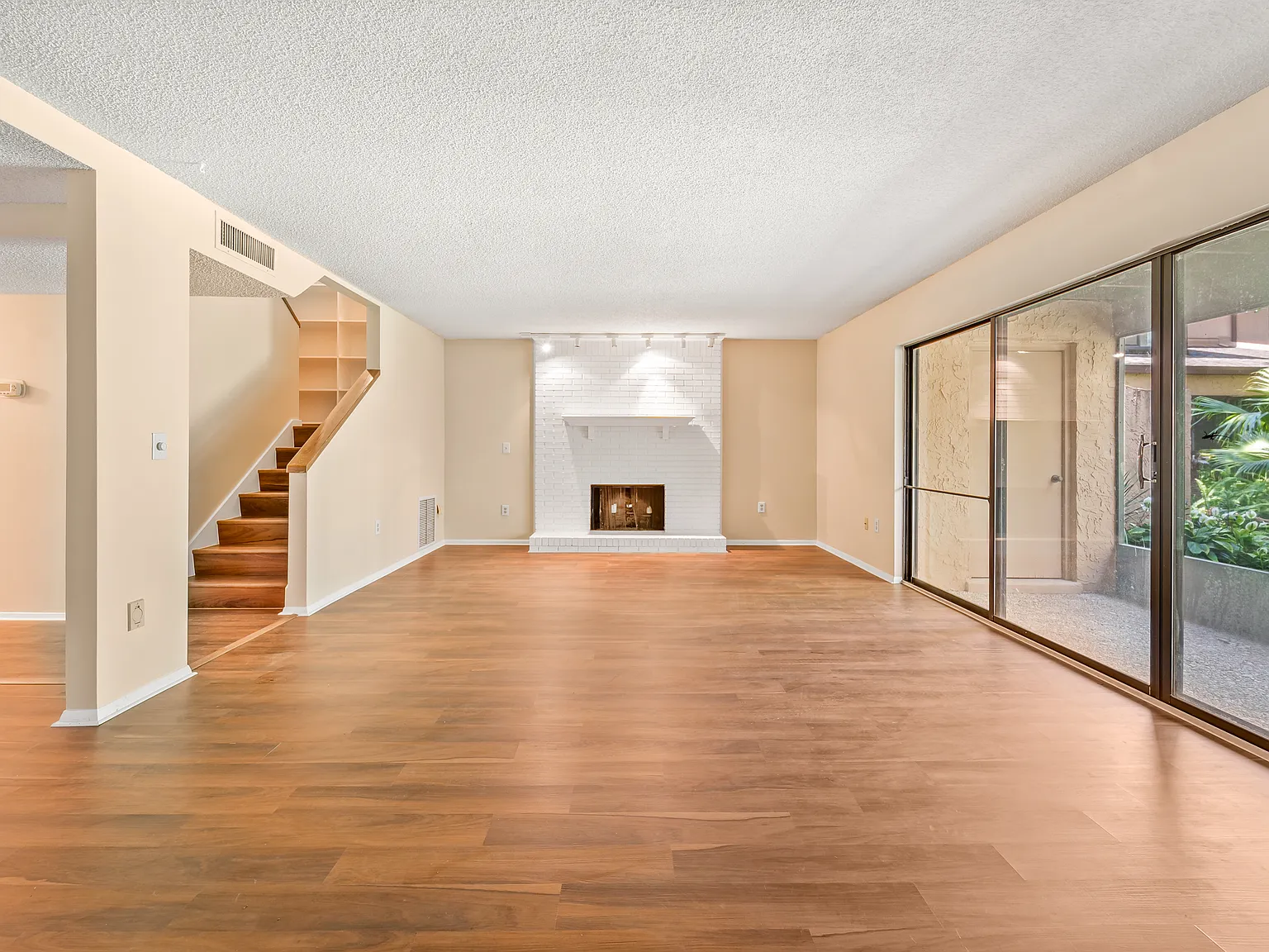331 Greencastle Dr — Photo 2