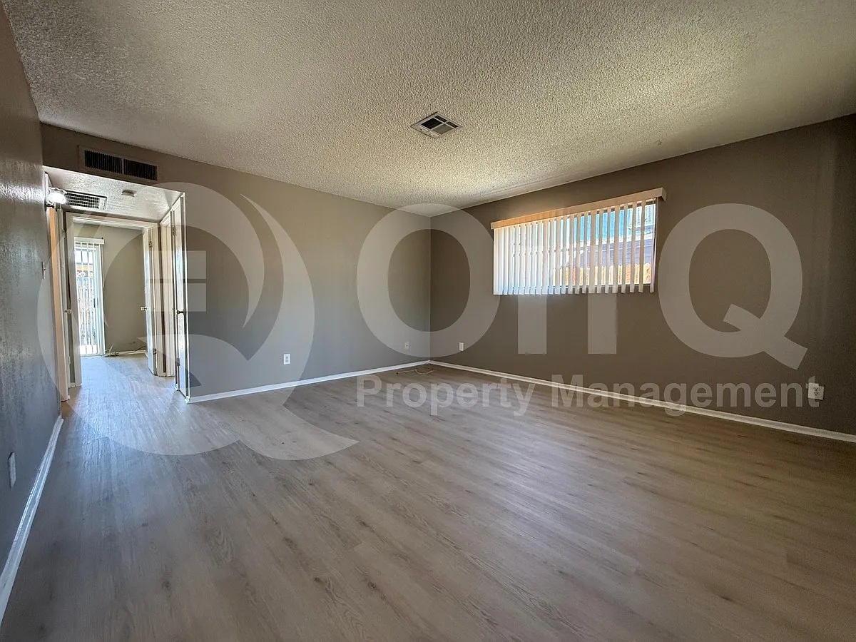 2 bed, 1.0 bath, 800 sqft, $1,049 — Photo 2