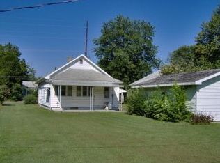 404 NW 7th St, Fairfield, IL 62837