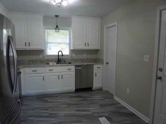 4th image of 421 Lansbury Dr