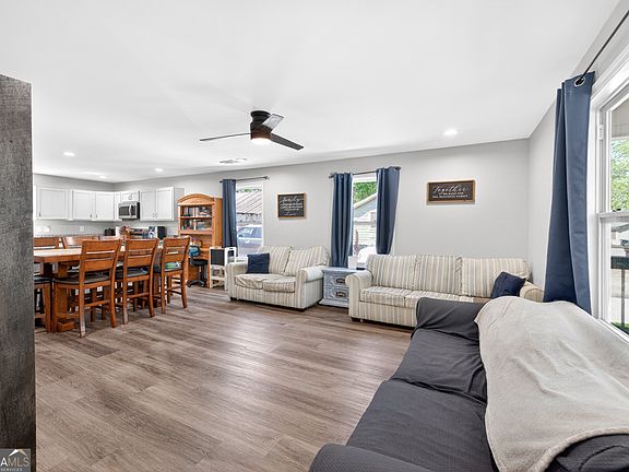5th image of 43 Chestnut St