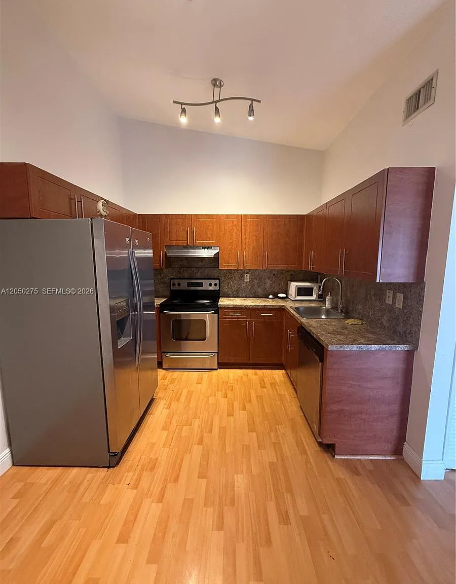 2 bed, 895 sqft, $2,350 — Photo 2