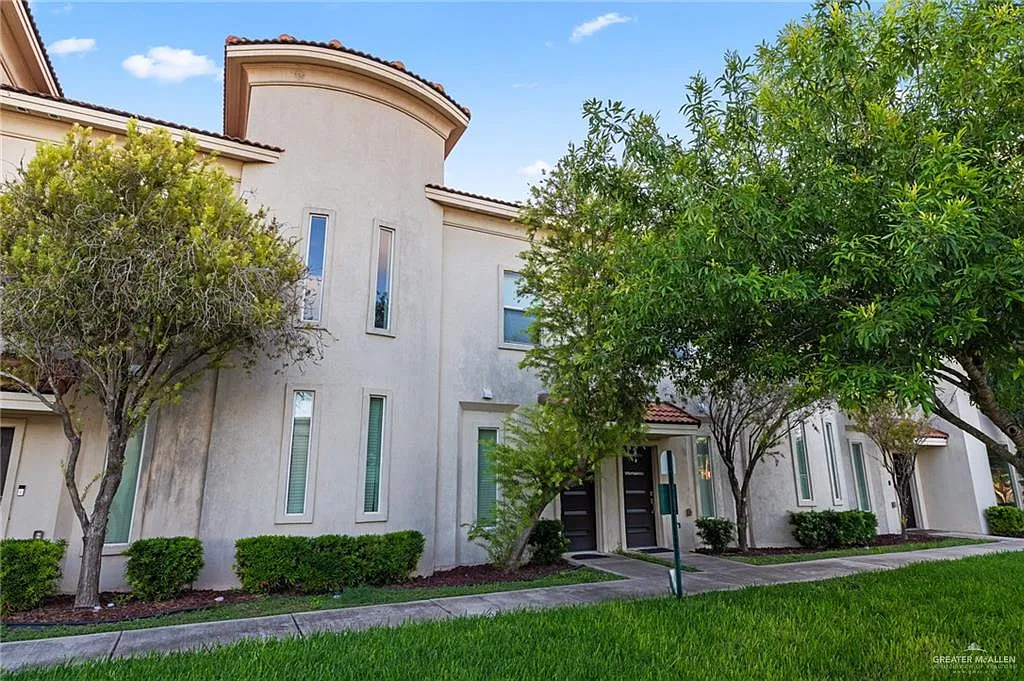 2 bed, 2.5 bath, 1349 sqft, $1,900 — Photo 1