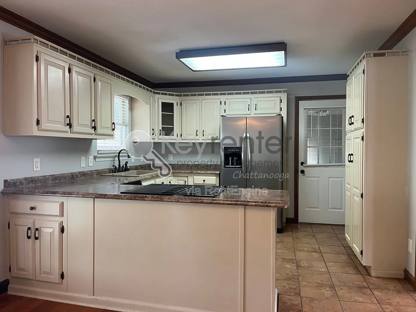 4 bed, 3.0 bath, 2800 sqft, $2,350 — Photo 2