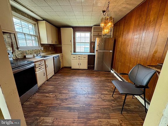 3rd image of 213 Elizabeth Ave