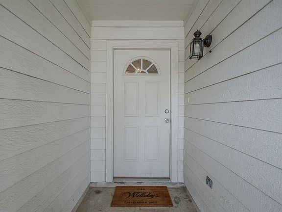 Welcome home! A private entryway greets you to this open floorpan!