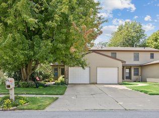 825 Brookview Dr, De Witt, IA 52742