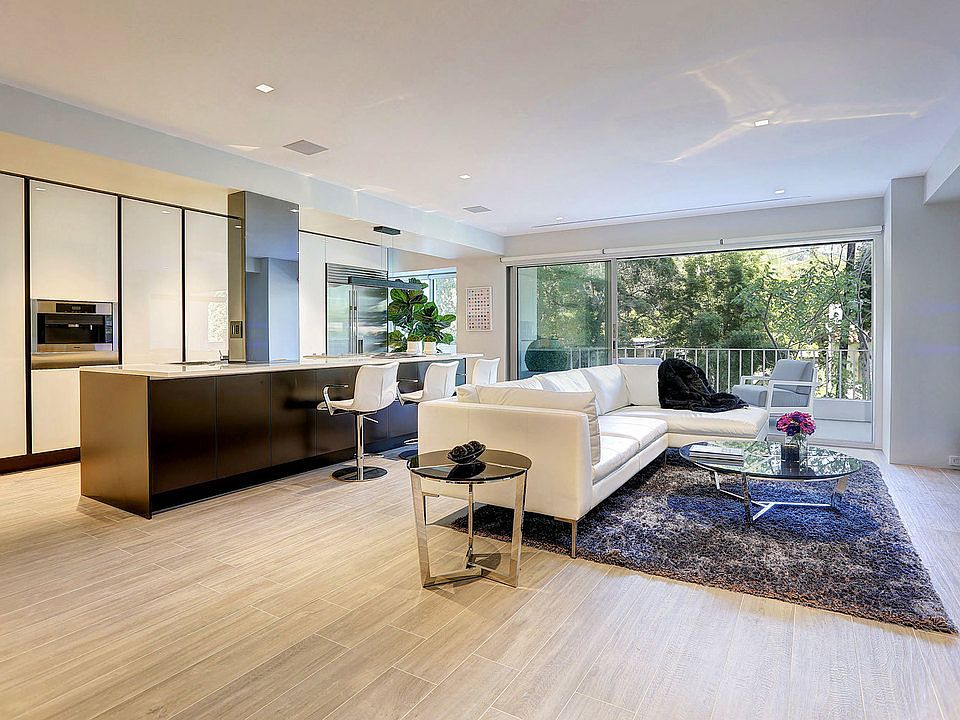 1st image of 838 N Doheny Dr APT 305