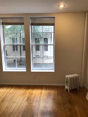3rd image of 189 Waverly Pl APT 3
