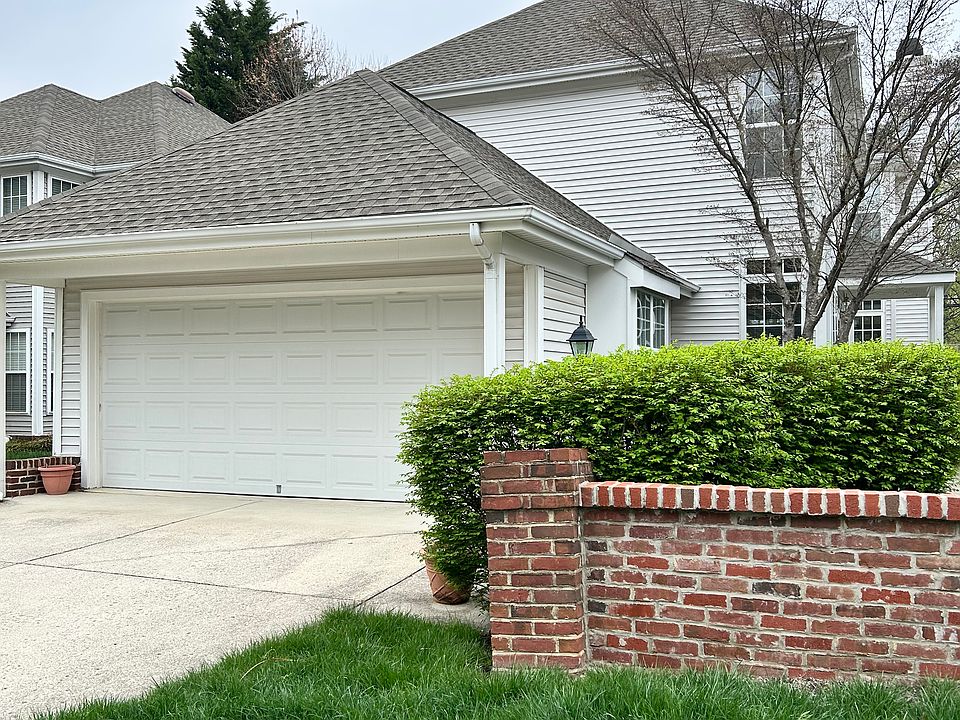 Single Family House in a very private and well maintain community in the heart of Fairfax City