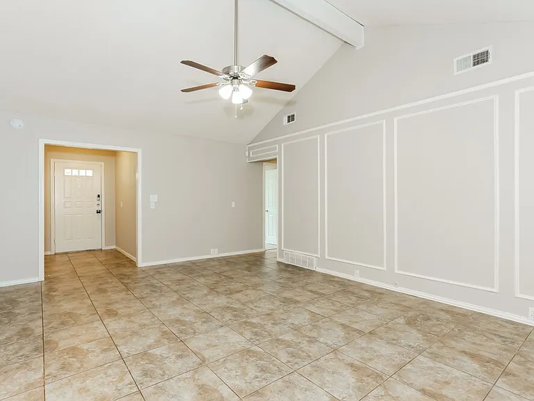 223 N Willow St — Photo 3