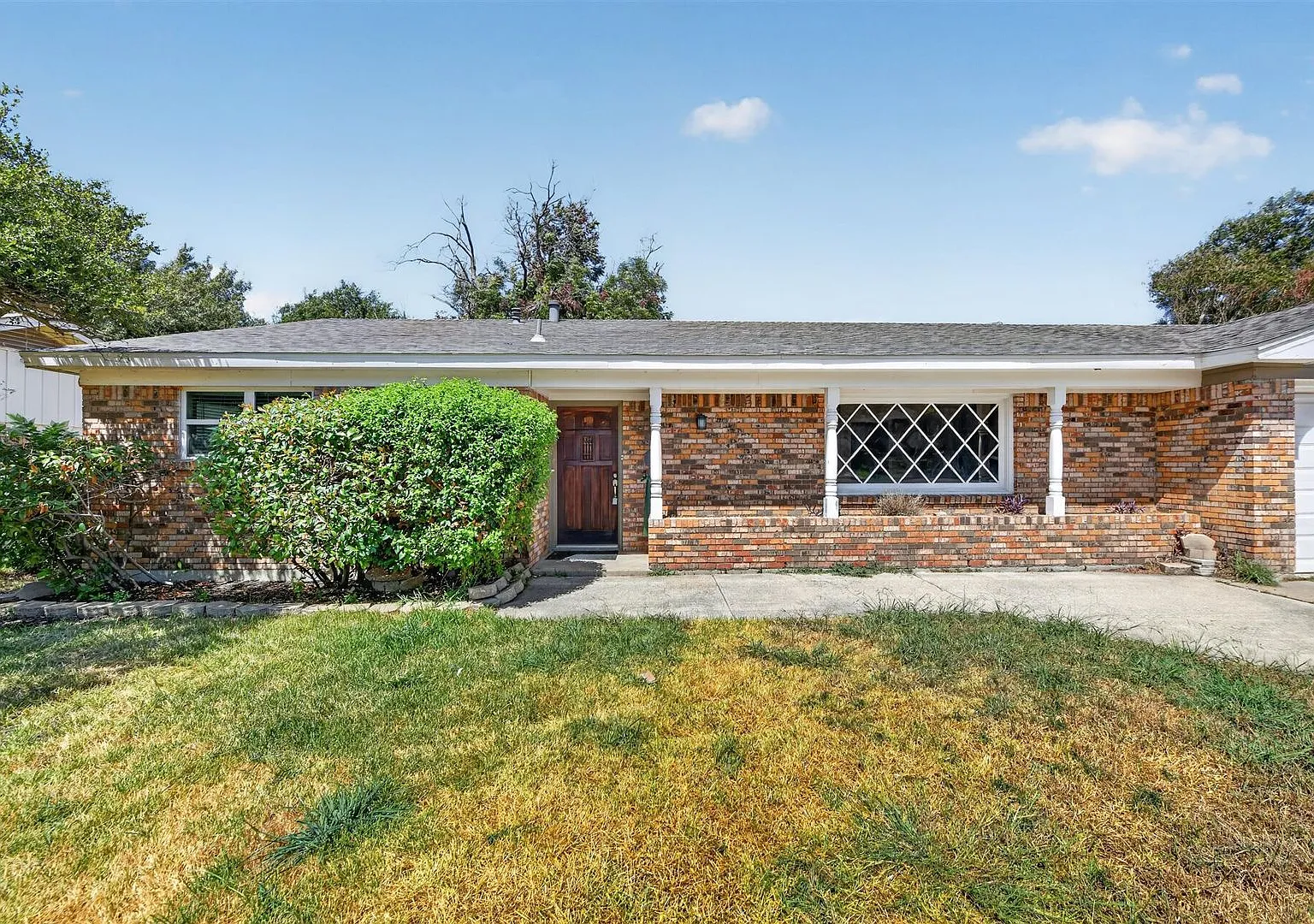 Updated 3 Bedroom With Character. — Photo 3