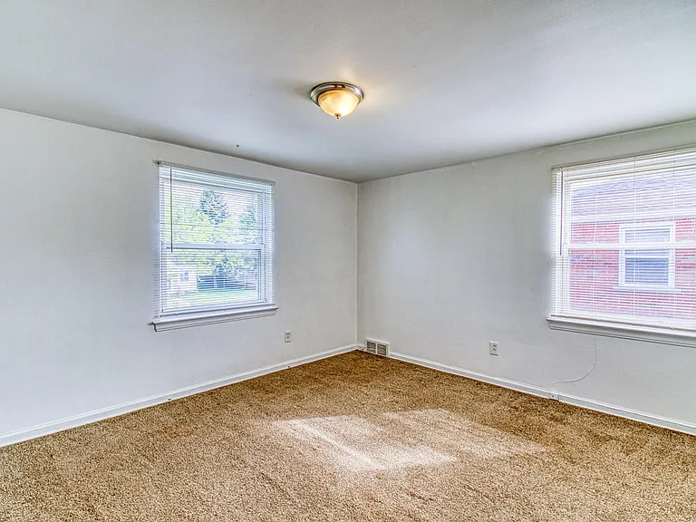 17710 Chester St — Photo 9