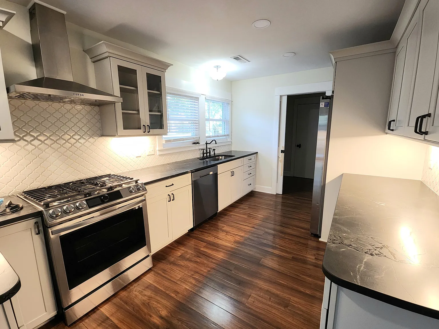 3 bed, 2.0 bath, 1720 sqft, $3,400 — Photo 4