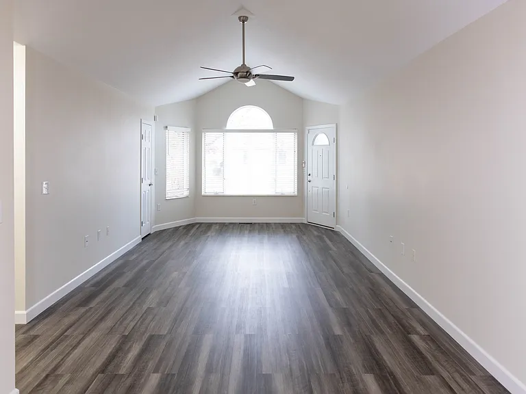 910 Hope Dr — Photo 4