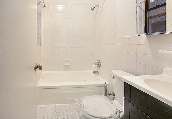 5th image of 219 E 94th St #2D