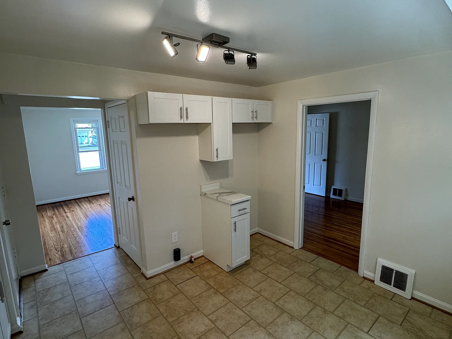 3 bed, 858 sqft, $1,695 — Photo 4