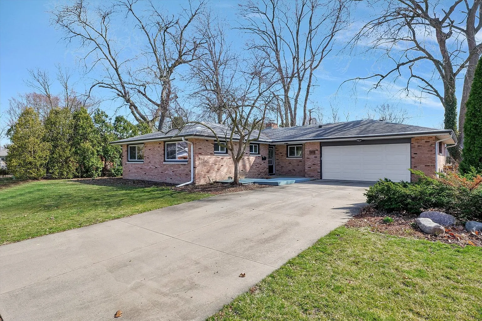 1105 E Mumford Dr photo 1