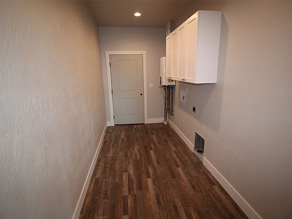 3rd image of 604 Mountain View Ln