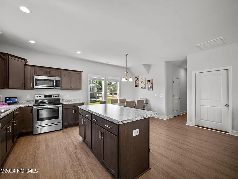 516 Poults Dr — Photo 5