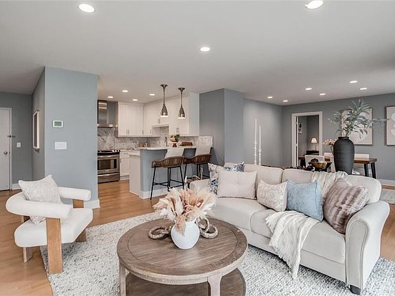 5th image of 221 W 48th St APT 503