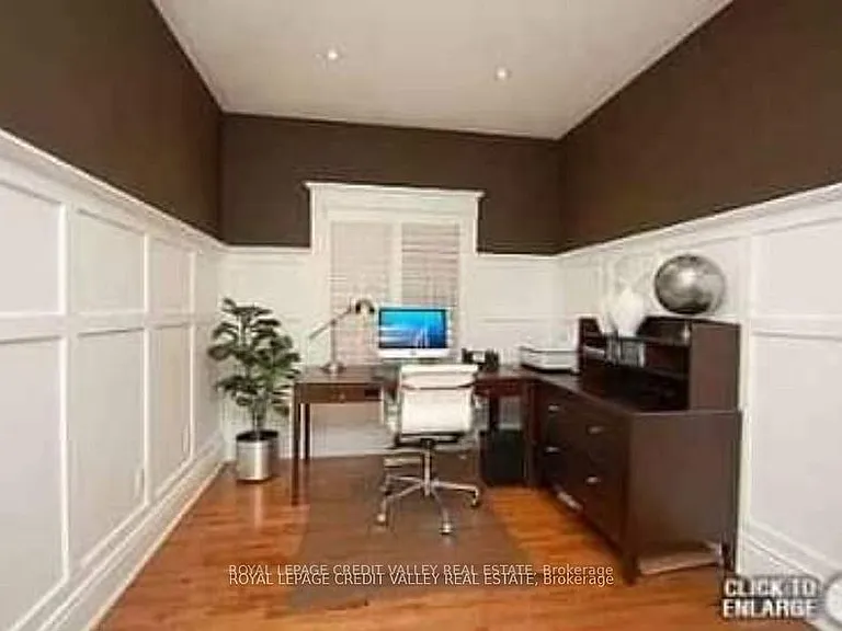 31 Crown Victoria Dr — Photo 2