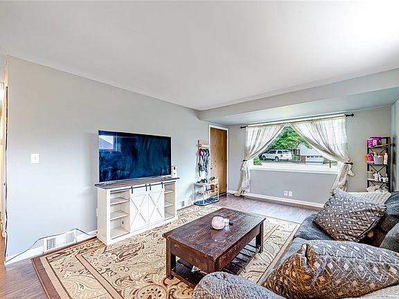 4th image of 255 Kingston Dr