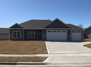 915 Bluestem Dr, Baldwin, KS 66006