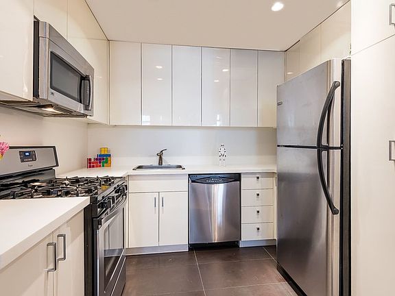 3rd image of 40 W 17th St APT 4A