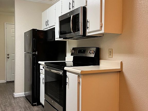 3rd image of 681 Royston Ln APT 332