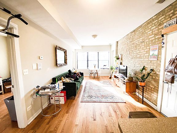 3rd image of 4045 N Sawyer Ave #1