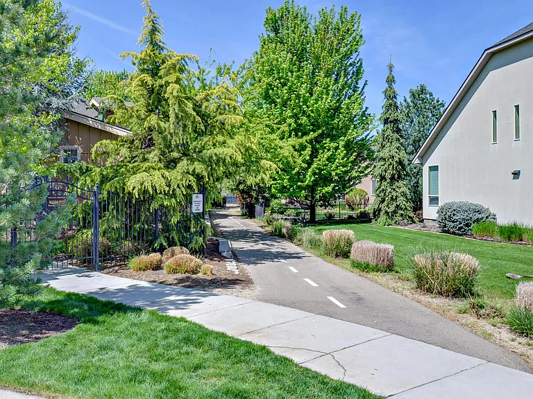 9745 W Sleepy Hollow Ln — Photo 18