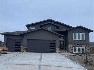 1101 SW Brookside Ct, Blue Springs, MO 64064