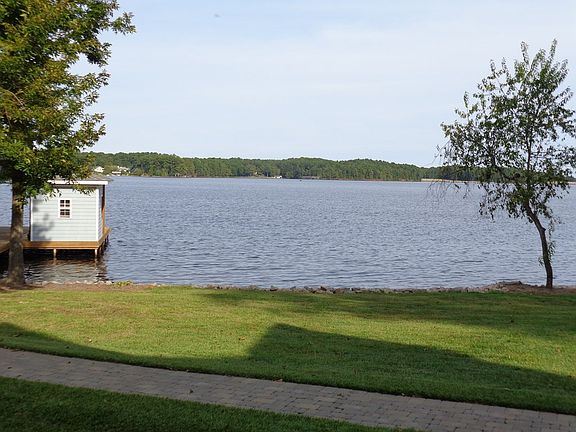 5th image of 983 Pine Tree Dr
