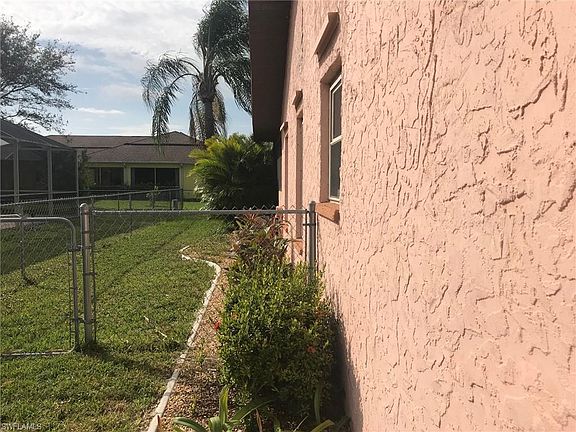 4th image of 218 SW 41st Ter