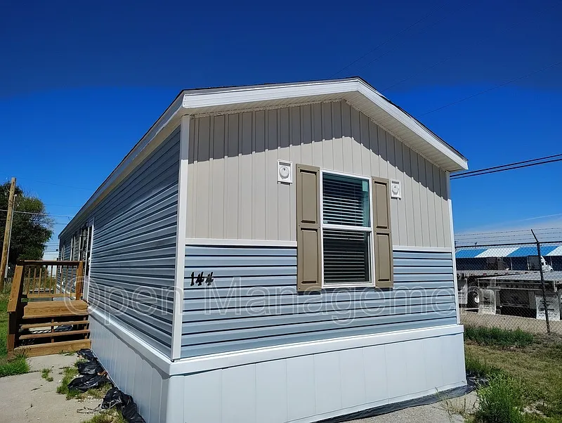 3 bed, 5.0 bath, 1120 sqft, $1,049 — Photo 1