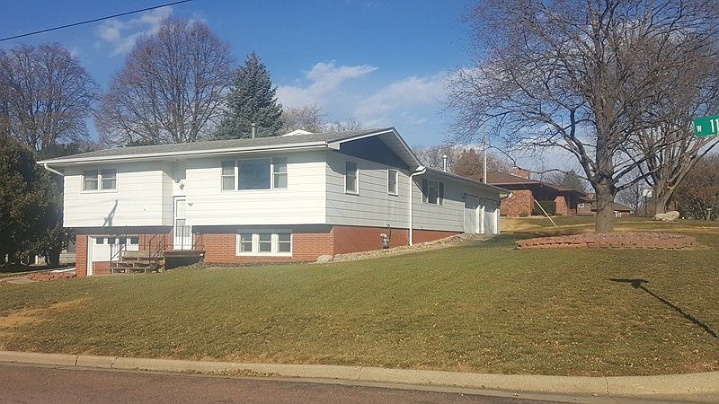 1st image of 900 W 11th St