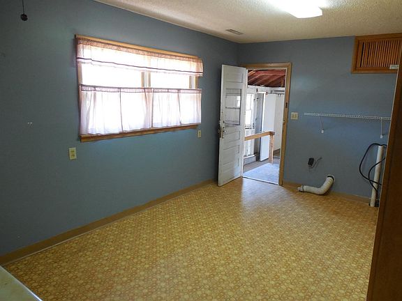 5th image of 302 S Cottonwood St
