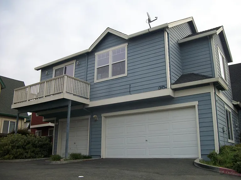 1447 Maple Ave — Photo 1