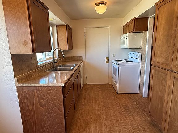 4th image of 216 6th St NE