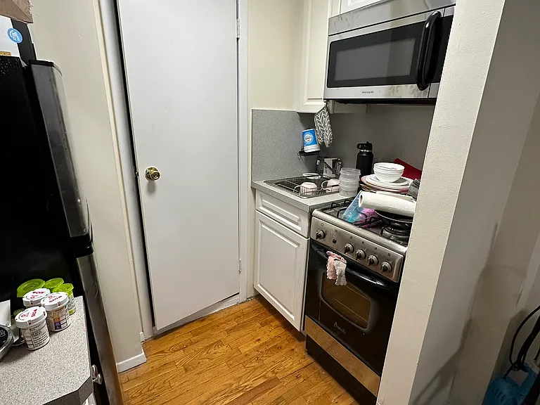 326 E 6th St #6 — Photo 7