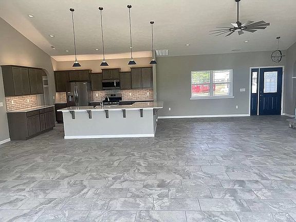 4th image of 125 Fairway Dr E